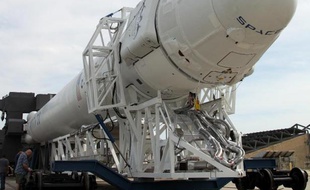 Photo transmise le 5 janvier 2015 par la Nasa et SpaceX montrant la capsule Dragon et la fusée Falcon 9 de SpaceX emmenés sur la rampe de lancement