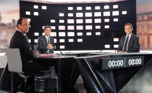 Le candidat socialiste à l'élection présidentielle François Hollande (gauche) et son rival de l'UMP Nicolas Sarkozy lors du débat télévisé du 2 mai 2012, arbitré par David Pujadas (centre)