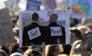 Vincent Boileau-Autin, le 1er marié homosexuel, a annoncé sur son compte Facebook avoir déposé une plainte lundi pour "injures à caractère homophobe et menaces de mort".