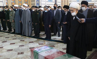 Des personnes se recueillent devant le cercueil du physicien nucléaire Mohsen Fakhrizadeh au sanctuaire de Fatima Masumeh à Qom.