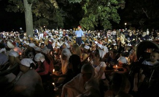 Un mémorial improvisé a été dressé à Oak Creek, près du temple sikh où a eu lieu une fusillade qui a fait sept morts, dont le tireur, un ancien soldat néonazi, nouveau signe de l'émotion suscitée par le drame dans la commune.
