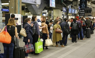 La SNCF a annoncé dans la soirée avoir dû supprimer deux TGV au départ de Paris et un au départ de Bordeaux et 13 TGV ont subi des retards de plusieurs heures