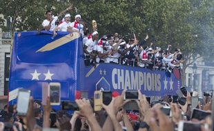 Les Bleus paradent sur les Champs Elysées le 16 juillet 2018.