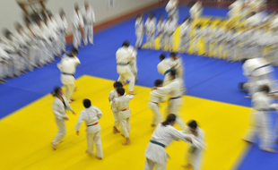 Des jeunes judokas à l'entraînement dans une salle du sud de la France (photo d'illustration).