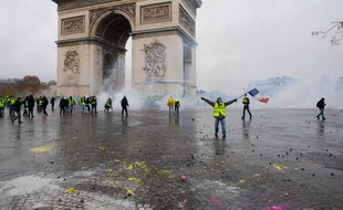Des individus se sont introduits dans l'arc de Triomphe samedi à Paris.