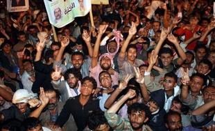 Des partisans du président yéménite Ali Abdallah Saleh ont tiré jeudi à Sanaa sur une manifestation réclamant sa traduction en justice, faisant cinq morts, un incident rapidement condamné par M. Saleh au lendemain d'un accord sur le transfert pacifique du pouvoir.