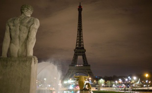 La tour Eiffel éteinte après l'attaque de Londres le 22 mars 2017.
