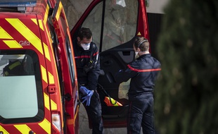 Prise en charge d'un malade du Covid-19 par des pompiers à Montpellier en mars 2020.