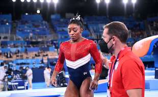 La gymnaste américaine Simone Biles consolée par son entraîneur français Laurent Landi.