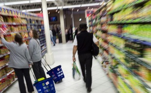Des clients dans un rayon de supermarché, le 14 juin 2013, près de Paris