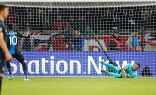 Diagne voit son penalty arrêté par Navas lors de PSG-Bruges, en Ligue des champions.
