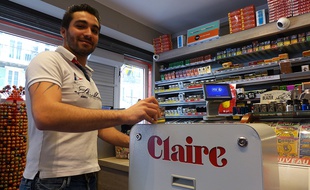Le prototype Claire, qui recouvre les paquets de cigarettes de stickers, est installé dans un tabac niçois.