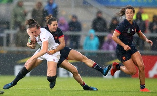 L'Anglaise Emily Scarratt surprise par la Française Lénaig Corson durant le match France-Angleterre, la demie-finale de la Coupe du monde de rugby féminin à Belfast le 22 août 2017.