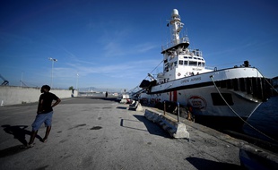 Le navire humanitaire de l'ONG espagnole Proactiva Open Arms a jeté l'ancre jeudi juste en face de l'île de Lampedusa (Italie) avec 147 migrants à bord.