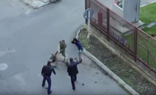 Ce soldat russe pensait sauver une femme prise en otage, en fait il a interrompu le tournage d'une série télévisée.
