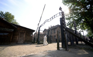 Le pape François passe sous la célèbre inscription "Arbeit macht frei" ("le travail rend libre", ndlr) de la porte principale du camp d'extermination d'Auschwitz-Birkenau, le 29 juillet 2016