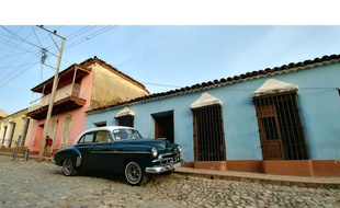 Dans les rues de Trinidad, à Cuba (format grand angle).