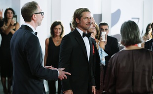 Au cinéma, Brad Pitt joue un rôle devant et derrière la caméra.