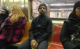 Sergey Brin, le co-fondateur de Google, photographié dans le métro new-yorkais avec les «lunettes Google».