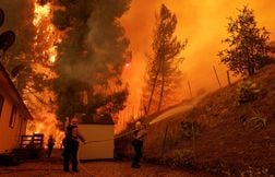 En Californie, un immense feu s’étend, des milliers de personnes évacuées