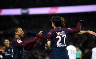 Pastore et Mbappé fêtent le but du premier nommé, lors de PSG-Lille le 9 décembre 2017 au Parc des Princes.