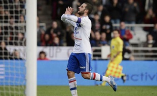 Lyon, vainqueur à domicile dimanche de Reims 3-0, a pris provisoirement la tête du Championnat de France, en attendant le match de Marseille, qui se déplace à Bordeaux dans la soirée pour le compte de la 13e journée.