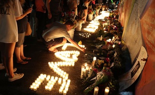 Des centaines de personnes se sont rassemblées devant le club gay le Pulse à Orlando, en Floride, pour rendre hommage aux victimes.