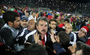 L'entraîneur portugais du Tractor Sazi, Toni Oliveira, a dû être évacué du stade sous escorte. OMID VAHABZADEH / AFP