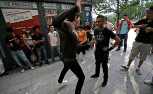 Chaque «team» se retrouve pour s'entraîner à danser et apprendre des nouveaux pas, comme ici à Lyon place Bellecour.