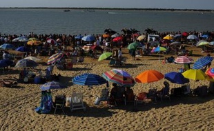 La balance des comptes courants de l'Espagne a enregistré un excédent de 1,357 milliard d'euros au premier semestre 2013, contre un déficit de 16,978 milliards un an plus tôt, une première depuis 1990, selon les chiffres publiés vendredi par la Banque d'Espagne.