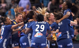 L'équipe féminine française de handball explose de joie, le 15 décembre 2017, après sa qualification, face à la Suède, pour la finale du Mondial, à Hambourg (Allemagne).