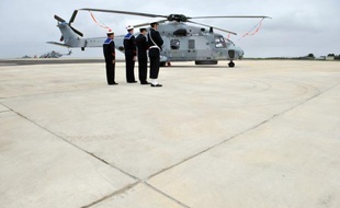 Le ministre français de la Défense a passé une commande de 34 hélicoptères de transport militaire NH90, a annoncé lundi Eurocopter (groupe EADS), qui coproduit ces appareils européens.