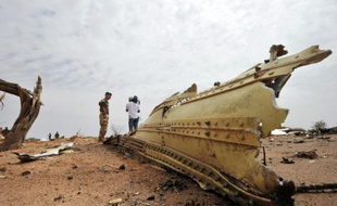 Un débris de la carlingue de l'avion d'Air Algérie, le 26 juillet 2014 dans la région de Gossi au Mali