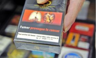 Une photo de poumon noirci.