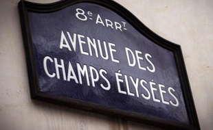 La plaque de l'avenue des Champs-Elysées à Paris