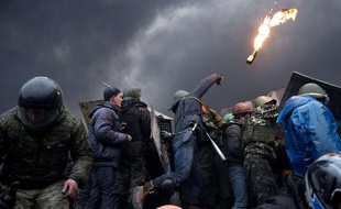 Un manifestant lance un cocktail molotov sur les forces de l'ordre à Kiev, en Ukraine, le 20 février 2014.