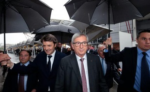 Le président de la Commission européenne Jean-Claude Juncker (au centre) et l'association des Maires de France au Parc des expositions à Paris le 31 mai 2016