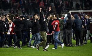Des supporters du Losc ont envahi la pelouse après Lille-Montpellier, le 10 mars 2018.