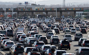 Plusieurs kilomètres de bouchons sur la A43 pour les départs en vacances vers les stations le 6 février 2016. Ici en photo, le péage de Saint-Quentin-Fallavier bloqué par des milliers de voitures.