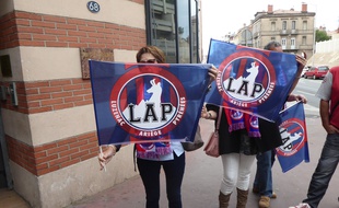 Des supporters du club ariégeois de Luzenac devant le tribunal administratif de Toulouse, le 25 avril 2017.