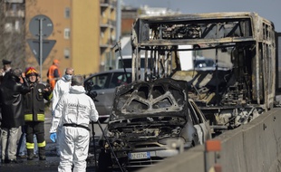 Un chauffeur a pris en otage une cinquantaine d’enfants, les a attachés et a tenté de mettre le feu au véhicule, avant d’être interpellé par la police, le 20 mars 2019, près de Milan en Italie.