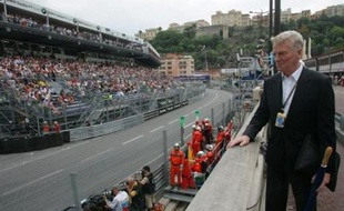 Max Mosley a dû commencer par annuler son voyage au Grand Prix de Formule 1 de Bahreïn. Occupé avec ses avocats concernant les suites à donner à cette affaire, le président de la FIA, âgé de 67 ans, a en outre vu plusieurs grands constructeurs prendre leurs distances.