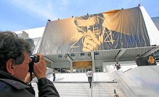L'affiche de l'événement a été hissée sur le centre de congrès, lundi matin.
