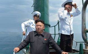 Kim Jong-un, à bord d'un sous-marin, le 16 juin 2014.