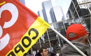 Près de 800 ouvriers ont manifesté leur désarroi, hier, devant une tour du groupe.