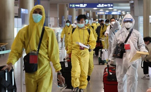 Des voyageurs arrivant à l'aéroport de Séoul en Corée du Sud, le 29 novembre 2021.