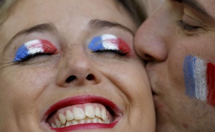 Le bisou de supporters français pendant l'Euro 2016.