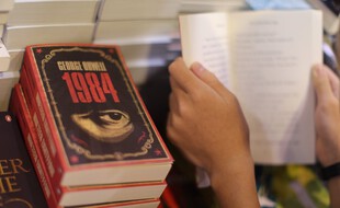 Des exemplaires du livre « 1984 » de George Orwell, à la foire aux livres de Hong Kong, le 15 juillet 2015.