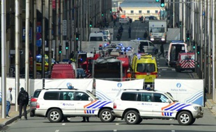 Les forces de sécurité encerclent la station de métro de Maalbeek, à Bruxelles, le 22 mars 2016