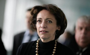 French Social Affairs and Health Minister Marisol Touraine visits the Georges Pompidou Hospital in Paris, on December 21, 2013. AFP PHOTO / KENZO TRIBOUILLARD